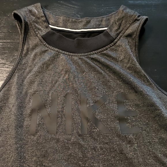 Bundle of 2 workout tanks - Picture 2 of 5